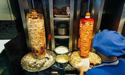 ഷവര്മ മാര്ഗനിര്ദേശങ്ങള് ലംഘിച്ച 45 കടകള് പൂട്ടിച്ചെന്ന് മന്ത്രി ഷവര്മ മാര്ഗനിര്ദേശങ്ങള് ലംഘിച്ച 45 കടകള് പൂട്ടിച്ചെന്ന് മന്ത്രി