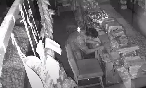 31 കുപ്പി വെളിച്ചെണ്ണ മോഷ്ടിച്ചയാള് അറസ്റ്റില് 31 കുപ്പി വെളിച്ചെണ്ണ മോഷ്ടിച്ചയാള് അറസ്റ്റില്