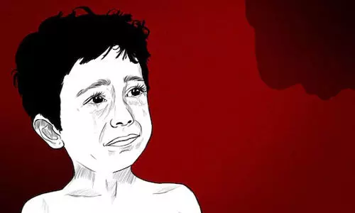 പതിനാലുകാരനെ കൊണ്ട് നിര്ബന്ധിച്ച് ലഹരി ഉപയോഗിപ്പിച്ച യുവാവിനെതിരേ കേസ്; പ്രതി കുട്ടിയുടെ അമ്മൂമ്മയുടെ സുഹൃത്ത് പതിനാലുകാരനെ കൊണ്ട് നിര്ബന്ധിച്ച് ലഹരി ഉപയോഗിപ്പിച്ച യുവാവിനെതിരേ കേസ്; പ്രതി കുട്ടിയുടെ അമ്മൂമ്മയുടെ സുഹൃത്ത്