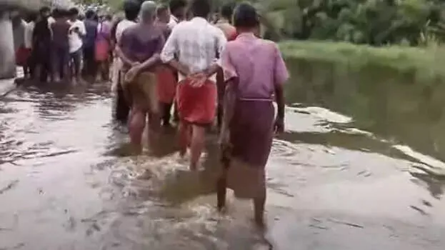 ചിറ്റൂര്‍ പുഴയില്‍ കുളിക്കാനിറങ്ങിയ വിദ്യാര്‍ഥികള്‍ ഒഴുക്കില്‍പ്പെട്ടു; ഒരാള്‍ മരിച്ചു; കാണാതായ വിദ്യാര്‍ഥിക്കുവേണ്ടി തിരച്ചില്‍