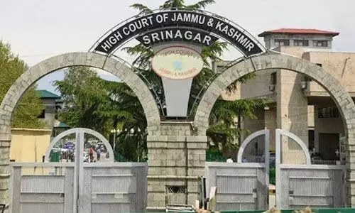 പഞ്ചായത്ത് അംഗങ്ങള് രാജിവയ്ക്കണമെന്ന പോസ്റ്റര് പതിക്കുന്നത് യുഎപിഎ കുറ്റമല്ല: ജമ്മുകശ്മീര് ഹൈക്കോടതി പഞ്ചായത്ത് അംഗങ്ങള് രാജിവയ്ക്കണമെന്ന പോസ്റ്റര് പതിക്കുന്നത് യുഎപിഎ കുറ്റമല്ല: ജമ്മുകശ്മീര് ഹൈക്കോടതി