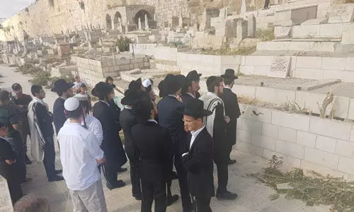 മസ്ജിദുല് അഖ്സയക്ക് സമീപത്തെ ഖബര്സ്ഥാനില് അതിക്രമിച്ചു കയറി ജൂത കുടിയേറ്റക്കാര് മസ്ജിദുല് അഖ്സയക്ക് സമീപത്തെ ഖബര്സ്ഥാനില് അതിക്രമിച്ചു കയറി ജൂത കുടിയേറ്റക്കാര്