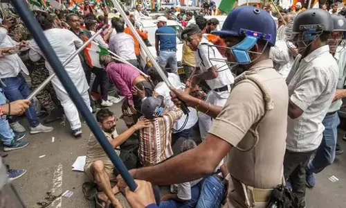 മകള്‍ക്ക് നീതി വേണം, പക്ഷെ എന്നെ അവര്‍ കൈയ്യേറ്റം ചെയ്തു; പ്രതിഷേധത്തിനിടെ പോലിസ് തന്നോട് അതിക്രമം കാട്ടിയെന്ന് കൊല്ലപ്പെട്ട ആര്‍ജി കര്‍ മെഡിക്കല്‍ കോളജ് വിദ്യാര്‍ഥിനിയുടെ മാതാവ്