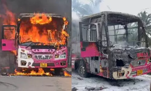 കൊണ്ടോട്ടിയില് ഓടിക്കൊണ്ടിരിക്കേ ബസിന് തീപിടിച്ചു കൊണ്ടോട്ടിയില് ഓടിക്കൊണ്ടിരിക്കേ ബസിന് തീപിടിച്ചു