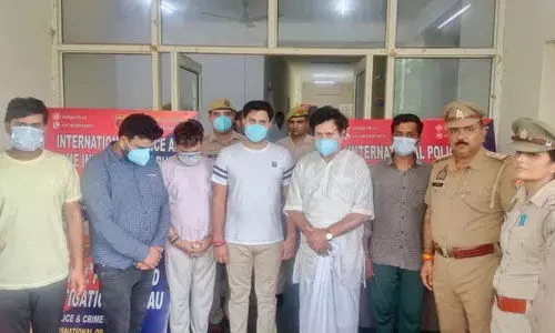 യുപിയില് വ്യാജ പോലിസ് സ്റ്റേഷന് കണ്ടെത്തി; ആറു പേര് അറസ്റ്റില് യുപിയില് വ്യാജ പോലിസ് സ്റ്റേഷന് കണ്ടെത്തി; ആറു പേര് അറസ്റ്റില്