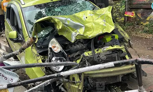 ബ്രേക്കിനു പകരം ആക്സിലേറ്ററില് ചവിട്ടി; കാറിടിച്ച് അഞ്ചുപേര്ക്ക് പരിക്ക് ബ്രേക്കിനു പകരം ആക്സിലേറ്ററില് ചവിട്ടി; കാറിടിച്ച് അഞ്ചുപേര്ക്ക് പരിക്ക്