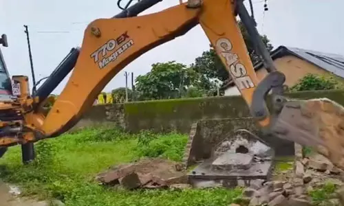 ഉത്തരാഖണ്ഡില് ഒരു ദര്ഗ കൂടി പൊളിച്ചു ഉത്തരാഖണ്ഡില് ഒരു ദര്ഗ കൂടി പൊളിച്ചു