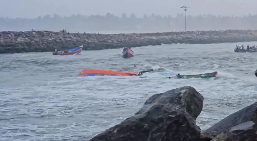 മുതലപ്പൊഴിയില്‍ വള്ളം മറിഞ്ഞ് രണ്ടുപേര്‍ മരിച്ചു; ഒരാള്‍ക്കായി തിരച്ചില്‍