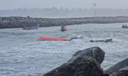 മുതലപ്പൊഴിയില്‍ വള്ളം മറിഞ്ഞ് രണ്ടുപേര്‍ മരിച്ചു; ഒരാള്‍ക്കായി തിരച്ചില്‍