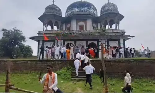 യുപിയില് മഖ്ബറയിലെ ഖബര് തകര്ത്തു; കാവിത്തുണികള് കെട്ടി (വീഡിയോ) യുപിയില് മഖ്ബറയിലെ ഖബര് തകര്ത്തു; കാവിത്തുണികള് കെട്ടി (വീഡിയോ)