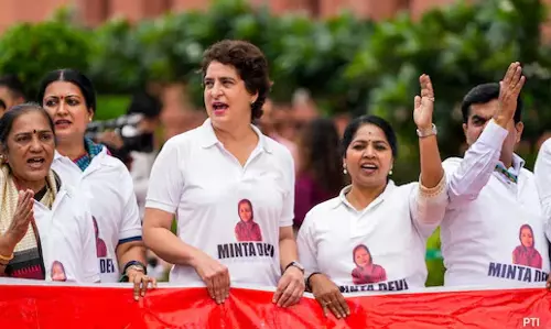 മിന്റ ദേവി,124 നോട്ട് ഔട്ട്; വോട്ടര് പട്ടിക ക്രമക്കേടില് പ്രതിപക്ഷ പ്രതിഷേധം മിന്റ ദേവി,124 നോട്ട് ഔട്ട്; വോട്ടര് പട്ടിക ക്രമക്കേടില് പ്രതിപക്ഷ പ്രതിഷേധം