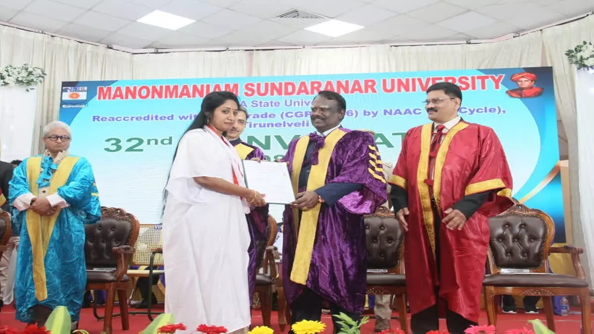 ഗവര്ണര് തമിഴ്നാടിനും ജനങ്ങള്ക്കും എതിരാണ്; ഗവര്ണറില് നിന്ന് സര്ട്ടിഫിക്കറ്റ് സ്വീകരിക്കാതെ ഗവേഷക വിദ്യാര്ഥി ഗവര്ണര് തമിഴ്നാടിനും ജനങ്ങള്ക്കും എതിരാണ്; ഗവര്ണറില് നിന്ന് സര്ട്ടിഫിക്കറ്റ് സ്വീകരിക്കാതെ ഗവേഷക വിദ്യാര്ഥി