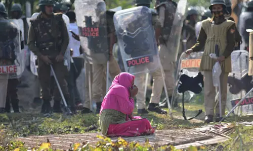 അസമിലെ കുടിയൊഴിപ്പിക്കല്:മകനെ പോലിസ് വെടിവച്ചു കൊന്നതില് ജുഡീഷ്യല് അന്വേഷണം വേണമെന്ന് മാതാവ് അസമിലെ കുടിയൊഴിപ്പിക്കല്:മകനെ പോലിസ് വെടിവച്ചു കൊന്നതില് ജുഡീഷ്യല് അന്വേഷണം വേണമെന്ന് മാതാവ്