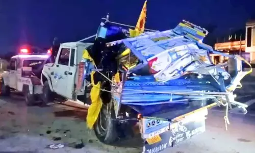 പിക്കപ്പ് വാനും ട്രക്കും കൂട്ടിയിടിച്ച് അപകടം; 11 മരണം