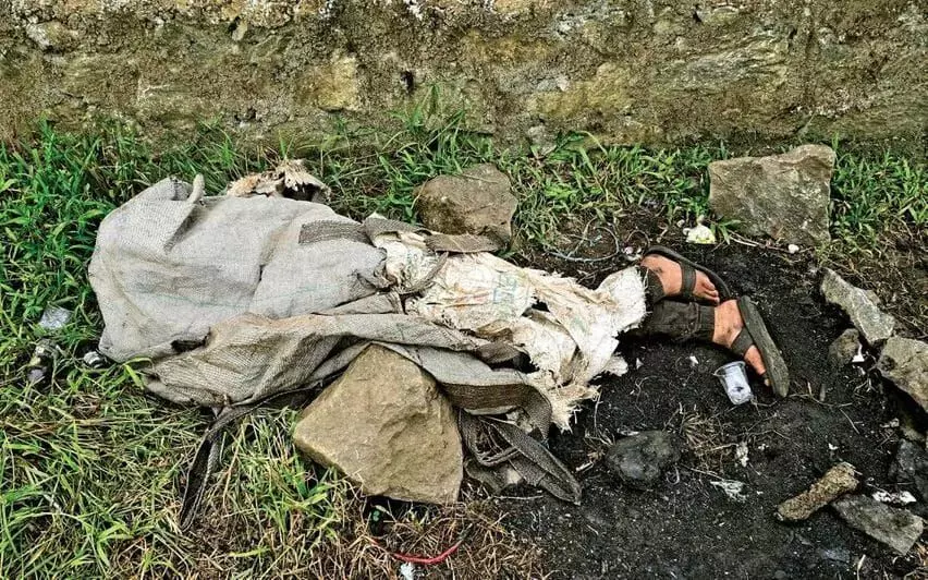 ബെവ്കോയ്ക്ക് സമീപം ചാക്കിൽ മൃതദേഹം, ആംബുലൻസിലേക്ക് മാറ്റുമ്പോൾ ബോഡിക്ക് അനക്കം ബെവ്കോയ്ക്ക് സമീപം ചാക്കിൽ മൃതദേഹം, ആംബുലൻസിലേക്ക് മാറ്റുമ്പോൾ ബോഡിക്ക് അനക്കം