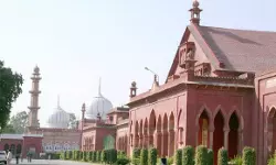 തങ്ങള്ക്ക് വില നിശ്ചയിക്കുന്നു; അലിഗഡ് മുസ് ലിം സര്വകലാശാലയിലെ ഫീസ് വര്ധനയ്ക്കെതിരേയുള്ള പ്രതിഷേധം ശക്തമാക്കി വിദ്യാര്ഥികള് തങ്ങള്ക്ക് വില നിശ്ചയിക്കുന്നു; അലിഗഡ് മുസ് ലിം സര്വകലാശാലയിലെ ഫീസ് വര്ധനയ്ക്കെതിരേയുള്ള പ്രതിഷേധം ശക്തമാക്കി വിദ്യാര്ഥികള്