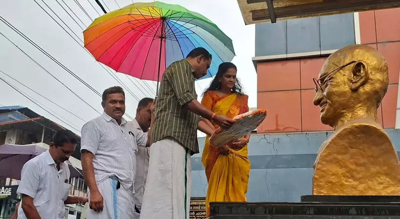 ഗാന്ധി പ്രതിമയ്ക്ക് മുമ്പിൽ റീത്ത് വച്ച് ബിജെപി നേതാവ് ഗാന്ധി പ്രതിമയ്ക്ക് മുമ്പിൽ റീത്ത് വച്ച് ബിജെപി നേതാവ്