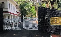 രാജ്ഭവനിലെ അറ്റ് ഹോം പരിപാടിയിൽ നിന്ന്  മുഖ്യമന്ത്രിയും, മന്ത്രിമാരും വിട്ടു നിന്നു