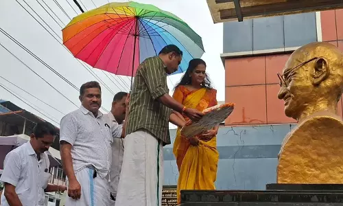 ഗാന്ധി പ്രതിമയ്ക്ക് മുമ്പിൽ റീത്ത് വച്ച് ബിജെപി നേതാവ് ഗാന്ധി പ്രതിമയ്ക്ക് മുമ്പിൽ റീത്ത് വച്ച് ബിജെപി നേതാവ്