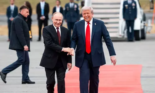 പുടിനെ യുഎസില് സ്വീകരിച്ച് ട്രംപ്, ആകാശത്ത് പറന്ന് ബി2 ബോംബറുകള് പുടിനെ യുഎസില് സ്വീകരിച്ച് ട്രംപ്, ആകാശത്ത് പറന്ന് ബി2 ബോംബറുകള്