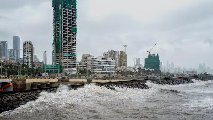 മുംബൈയിൽ കനത്ത മഴയും മണ്ണിടിച്ചിലും, രണ്ടുമരണം