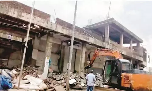 നൂര് ഇലാഹി പള്ളിയുടെ 13 കടകള് പൊളിച്ചു നൂര് ഇലാഹി പള്ളിയുടെ 13 കടകള് പൊളിച്ചു