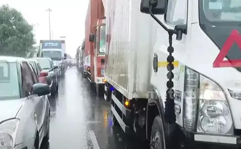 ഗതാഗതക്കുരുക്ക്; തൃശൂര്‍-എറണാകുളം റോഡ് 12 മണിക്കൂര്‍ പൂര്‍ണമായി സ്തംഭിച്ചു