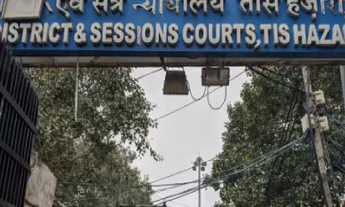 കോടതിയില് അരി വിതറിയ പ്രതിക്ക് പിഴ; കേസ് ജയിക്കാനുള്ള മന്ത്രവാദമെന്ന് സംശയം കോടതിയില് അരി വിതറിയ പ്രതിക്ക് പിഴ; കേസ് ജയിക്കാനുള്ള മന്ത്രവാദമെന്ന് സംശയം