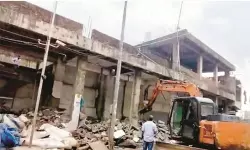 നൂര് ഇലാഹി പള്ളിയുടെ 13 കടകള് പൊളിച്ചു നൂര് ഇലാഹി പള്ളിയുടെ 13 കടകള് പൊളിച്ചു