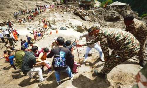 കിഷ്ത്വാറിലെ മിന്നൽ പ്രളയം: നൂറു പേരെ കാണാതായതായി റിപോർട്ട് കിഷ്ത്വാറിലെ മിന്നൽ പ്രളയം: നൂറു പേരെ കാണാതായതായി റിപോർട്ട്