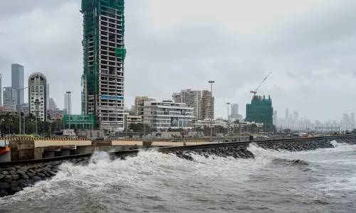 മുംബൈയിൽ കനത്ത മഴയും മണ്ണിടിച്ചിലും, രണ്ടുമരണം