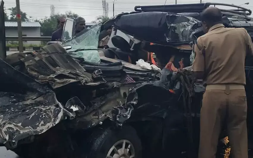 വാളയാറില്‍ നിര്‍ത്തിയിട്ട ലോറിക്ക് പുറകില്‍ കാറിടിച്ച് രണ്ട് പേര്‍ മരിച്ചു;അഞ്ച് പേര്‍ക്ക് പരിക്ക്