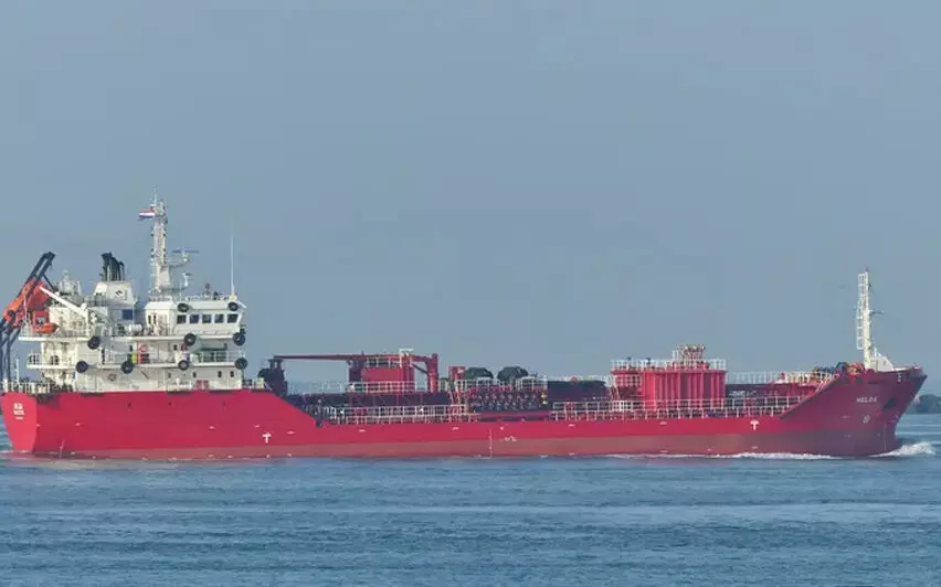 കൊച്ചിക്ക് സമീപം പുറംകടലില് ചരക്കുകപ്പല് ബോട്ടിലിടിച്ച് രണ്ടുപേര്ക്ക് പരിക്ക്; കപ്പല് നിര്ത്താതെ പോയി കൊച്ചിക്ക് സമീപം പുറംകടലില് ചരക്കുകപ്പല് ബോട്ടിലിടിച്ച് രണ്ടുപേര്ക്ക് പരിക്ക്; കപ്പല് നിര്ത്താതെ പോയി