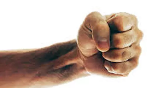 അധ്യാപകന്റെ മര്ദനത്തില് പത്താം ക്ലാസ് വിദ്യാര്ഥിയുടെ കര്ണപുടം തകര്ന്നെന്ന് പരാതി അധ്യാപകന്റെ മര്ദനത്തില് പത്താം ക്ലാസ് വിദ്യാര്ഥിയുടെ കര്ണപുടം തകര്ന്നെന്ന് പരാതി