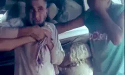 മുസ്ലിമിന്റെ താടി പിടിച്ച് വലിച്ച് മര്ദ്ദിച്ച് ഹിന്ദുത്വര്(വീഡിയോ) മുസ്ലിമിന്റെ താടി പിടിച്ച് വലിച്ച് മര്ദ്ദിച്ച് ഹിന്ദുത്വര്(വീഡിയോ)