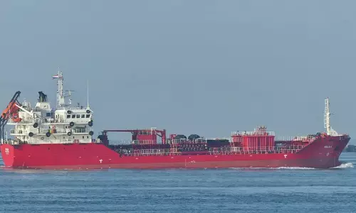 കൊച്ചിക്ക് സമീപം പുറംകടലില്‍ ചരക്കുകപ്പല്‍ ബോട്ടിലിടിച്ച് രണ്ടുപേര്‍ക്ക് പരിക്ക്; കപ്പല്‍ നിര്‍ത്താതെ പോയി