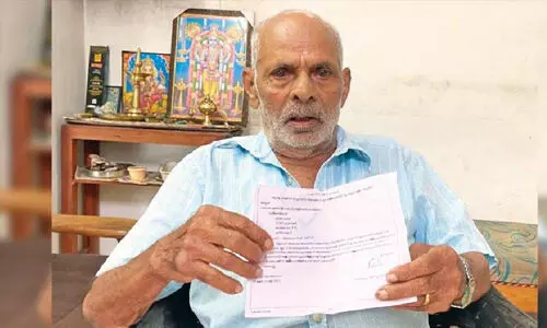 വോട്ടര് മരിച്ചെന്ന് കാട്ടി അപേക്ഷ; നോട്ടിസ് നേരിട്ട് കൈപ്പറ്റി പരേതന് വോട്ടര് മരിച്ചെന്ന് കാട്ടി അപേക്ഷ; നോട്ടിസ് നേരിട്ട് കൈപ്പറ്റി പരേതന്