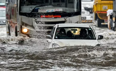 കനത്ത മഴ; മുംബൈ നഗരം വെള്ളത്തിനടിയില്‍, വന്‍ ഗതാഗതകുരുക്ക്