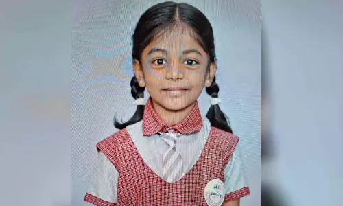 സ്കൂട്ടറില് നിന്നു വീണ രണ്ടാം ക്ലാസുകാരി ബസ് തട്ടി മരിച്ചു സ്കൂട്ടറില് നിന്നു വീണ രണ്ടാം ക്ലാസുകാരി ബസ് തട്ടി മരിച്ചു