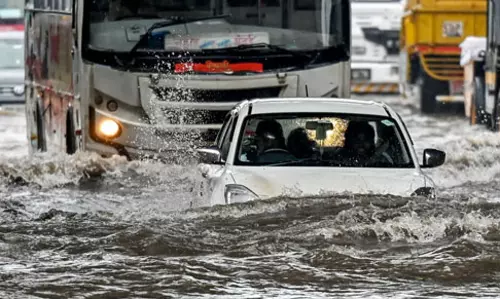 കനത്ത മഴ; മുംബൈ നഗരം വെള്ളത്തിനടിയില്‍, വന്‍ ഗതാഗതകുരുക്ക്