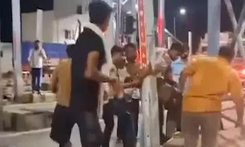 ടോള് പ്ലാസയില് സൈനികന് നേരെ ആക്രമണം: ആറുപേര് അറസ്റ്റില് (വീഡിയോ) ടോള് പ്ലാസയില് സൈനികന് നേരെ ആക്രമണം: ആറുപേര് അറസ്റ്റില് (വീഡിയോ)