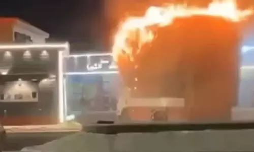 കത്തിയ ട്രക്ക് പെട്രോള് പമ്പില് ഇടിച്ചുകയറുന്നതില് നിന്ന് തടഞ്ഞു (വീഡിയോ) കത്തിയ ട്രക്ക് പെട്രോള് പമ്പില് ഇടിച്ചുകയറുന്നതില് നിന്ന് തടഞ്ഞു (വീഡിയോ)