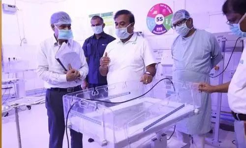 മെഡിക്കൽ കോളെജിലെ എൻഐസിയു വിൽ 3 നവജാത ശിശുക്കൾ നിലത്തുവീണു; ട്യൂബിൽ കുടുങ്ങി ഒരു മരണം