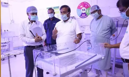 മെഡിക്കൽ കോളെജിലെ എൻഐസിയു വിൽ 3 നവജാത ശിശുക്കൾ നിലത്തുവീണു; ട്യൂബിൽ കുടുങ്ങി ഒരു മരണം