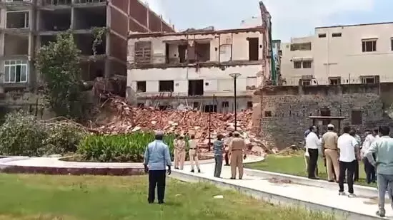 ഡല്ഹിയില് കെട്ടിടം തകര്ന്നു വീണ് മൂന്നുമരണം ഡല്ഹിയില് കെട്ടിടം തകര്ന്നു വീണ് മൂന്നുമരണം