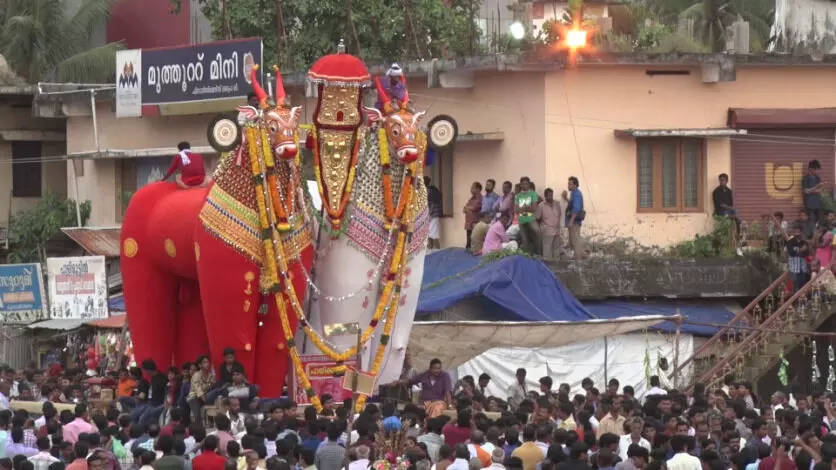 ഉല്‍സവങ്ങളിലെ ഘോഷയാത്രയ്ക്ക് കൊണ്ടുവരുന്ന കെട്ടുകാഴ്ചകള്‍ക്ക് നിയന്ത്രണം