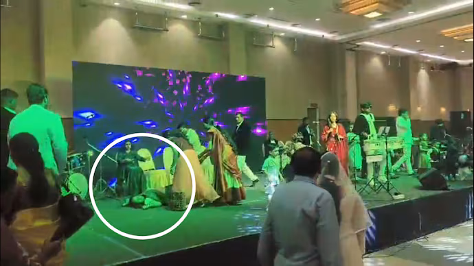 മാമല്ലപുരത്ത് വിവാഹസത്കാരച്ചടങ്ങില് നൃത്തംചെയ്യവേ യുവതി കുഴഞ്ഞുവീണ് മരിച്ചു മാമല്ലപുരത്ത് വിവാഹസത്കാരച്ചടങ്ങില് നൃത്തംചെയ്യവേ യുവതി കുഴഞ്ഞുവീണ് മരിച്ചു