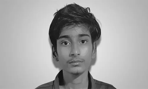 സ്‌കൂളില്‍ നിന്ന് പുറത്താക്കിയ വിദ്യാര്‍ഥി അധ്യാപികയുടെ ദേഹത്ത് പെട്രോള്‍ ഒഴിച്ച് കത്തിച്ചു