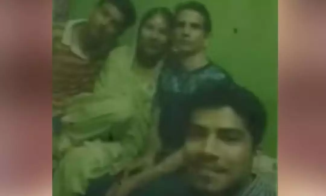 വീട്ടിലാകെ രക്തം; മാതാപിതാക്കളും മകനും ക്രൂരമായി കൊല്ലപ്പെട്ട നിലയിൽ, ഇളയ മകനെ കാണാനില്ല