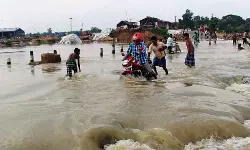 മണ്സൂണ് മഴയും വെള്ളപ്പൊക്കവും; പാകിസ്താനില് മരിച്ചത് 750ലധികം പേര്, 100ലധികം പേരെ കാണാനില്ല മണ്സൂണ് മഴയും വെള്ളപ്പൊക്കവും; പാകിസ്താനില് മരിച്ചത് 750ലധികം പേര്, 100ലധികം പേരെ കാണാനില്ല
